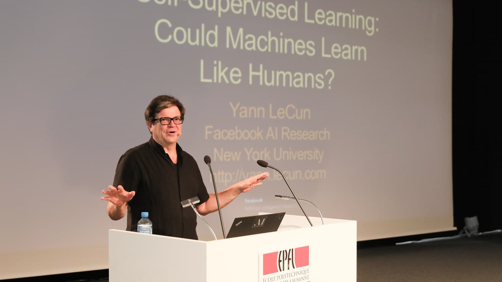 Yann LeCun dando una charla en la EPFL de Lausana en 2018, con una diapositiva que pregunta si las máquinas pueden aprender como los humanos