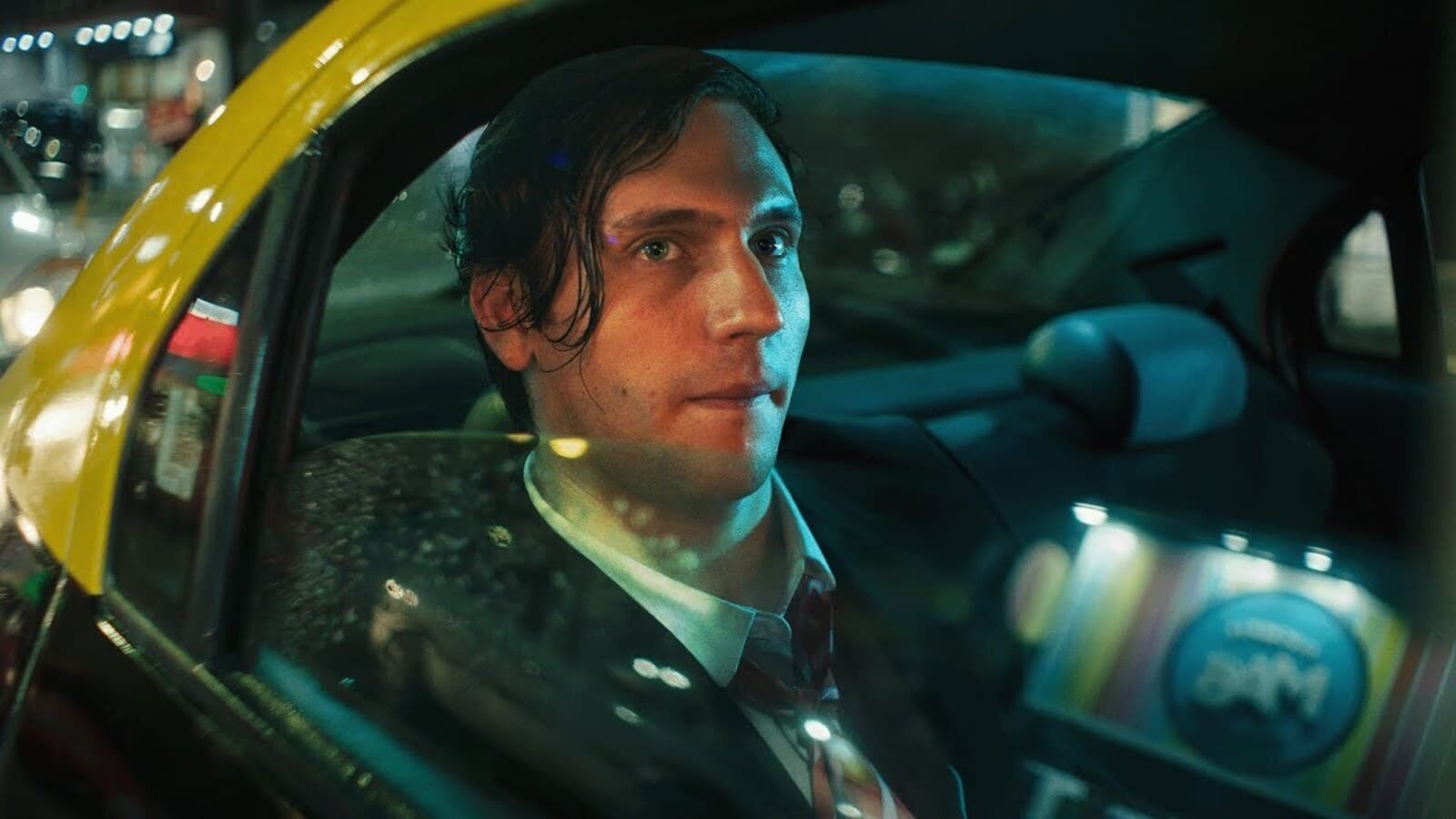 Gaspi, con traje y corbata, mirando por la ventanilla de un taxi de noche en Buenos Aires en el vídeo con el que anunció su vuelta a YouTube