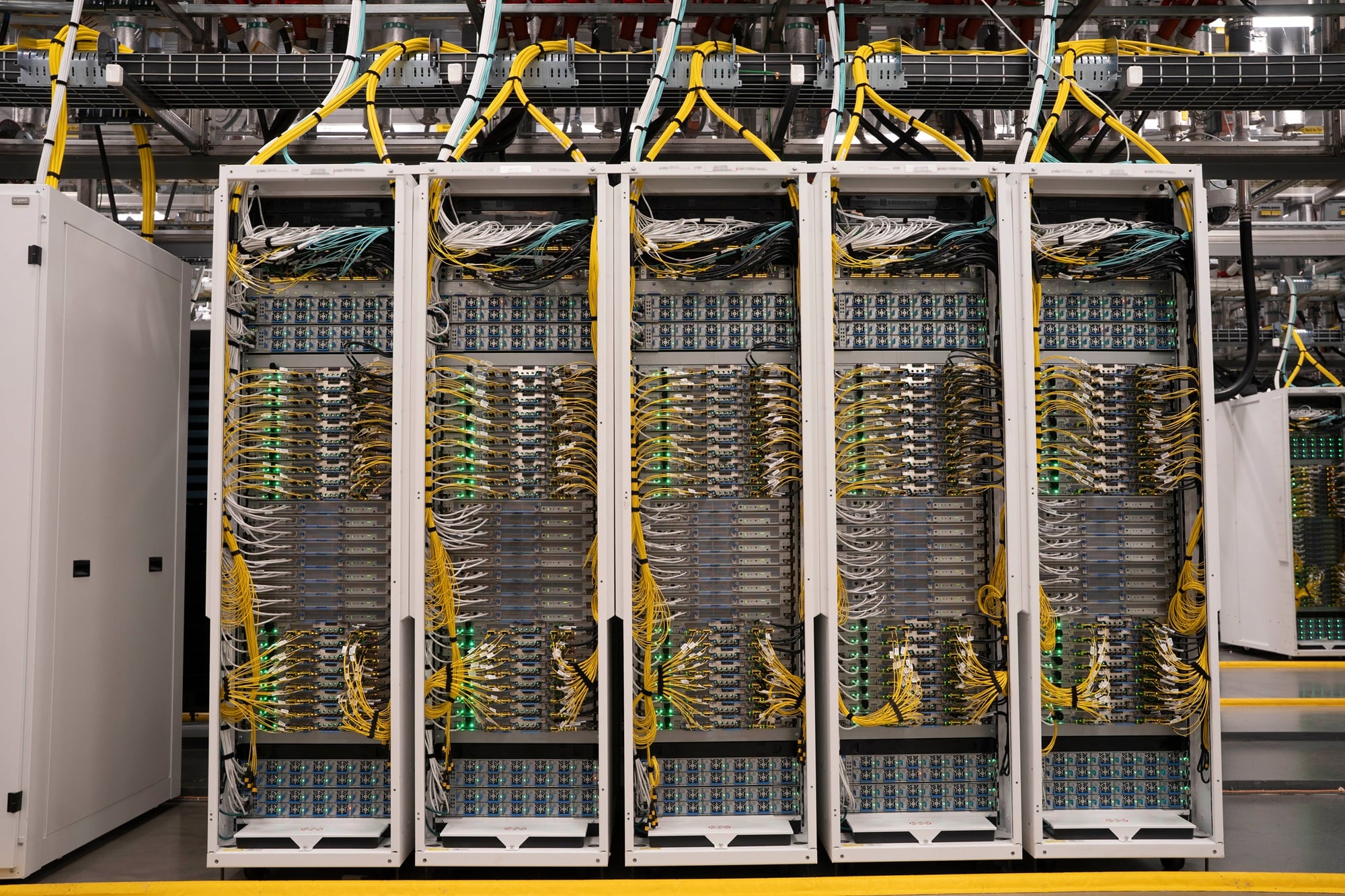 Servidores de inteligencia artificial conectados en el centro de datos Fairwater de Microsoft