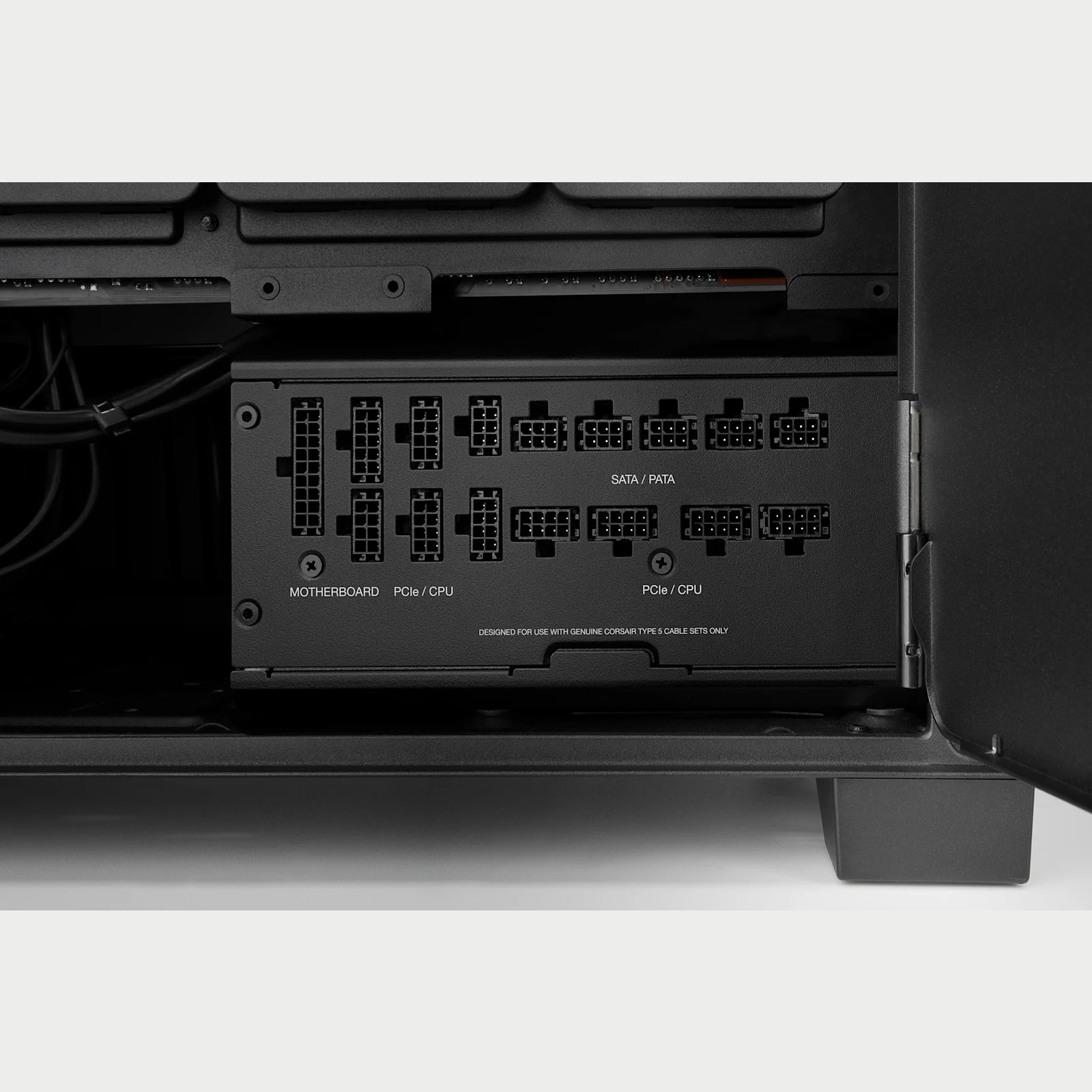 Conexiones laterales vacías de una Corsair RM1200x SHIFT montada en un PC