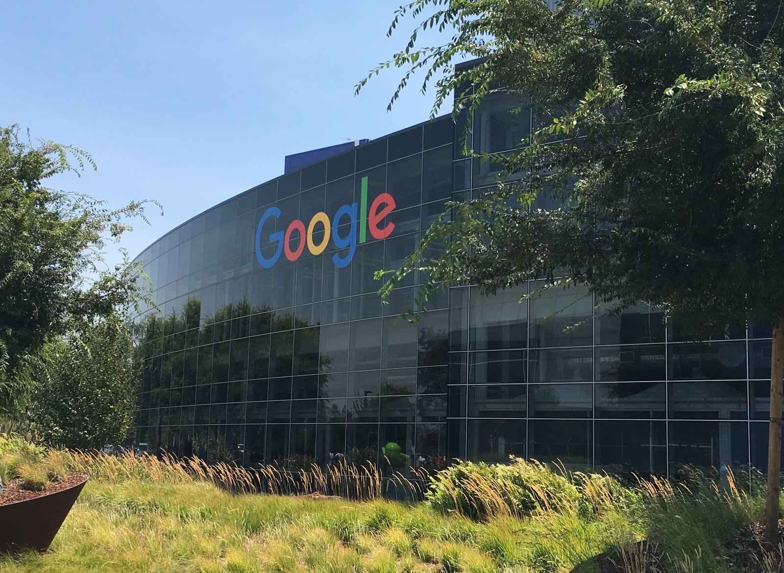 Edificio de la sede de Google en Mountain View (California), el Googleplex, con su fachada acristalada