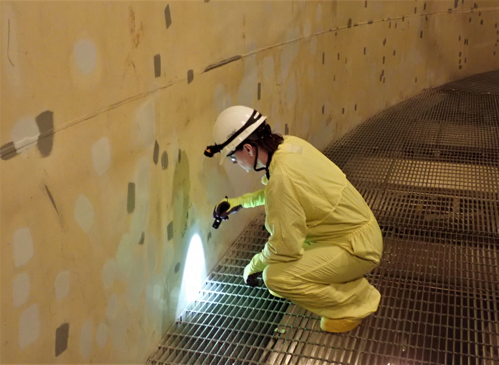 Una ingeniera de la NRC inspecciona el revestimiento interior de Calvert Cliffs en 2023