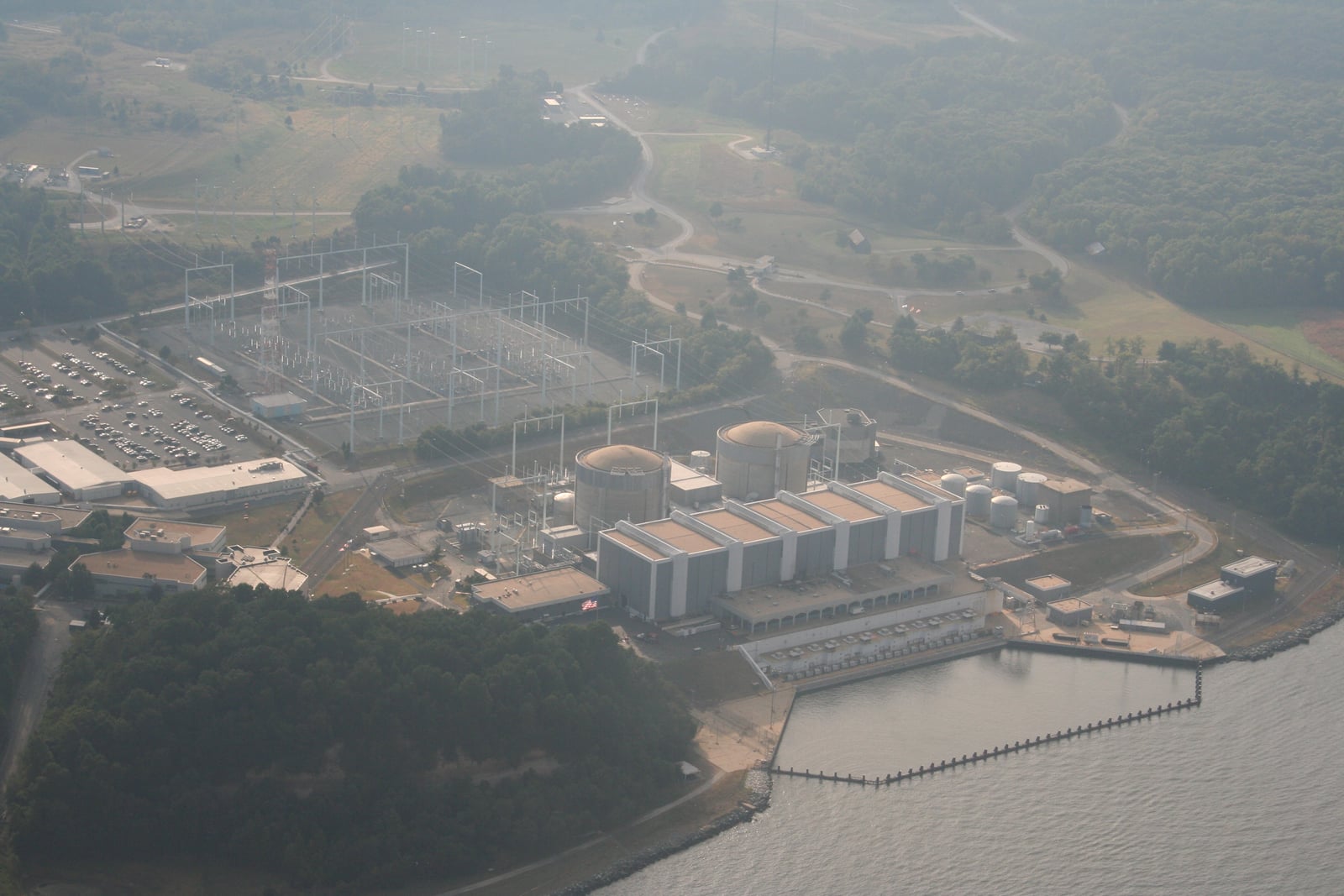 Vista aérea de Calvert Cliffs en 2005 con los reactores, el parque eléctrico y las líneas de salida