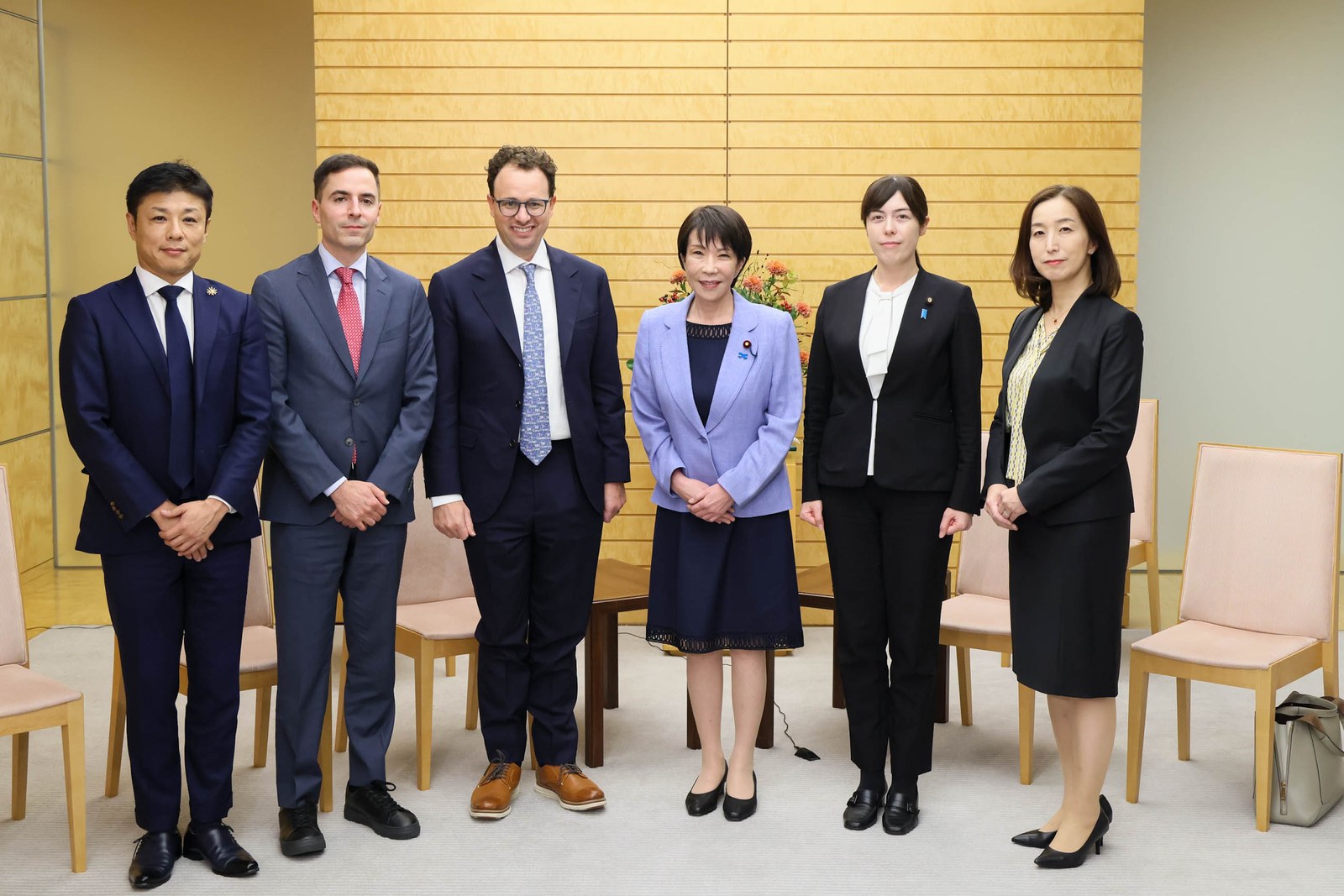 La primera ministra japonesa Sanae Takaichi recibe a Dario Amodei en su residencia oficial de Tokio el 29 de octubre de 2025