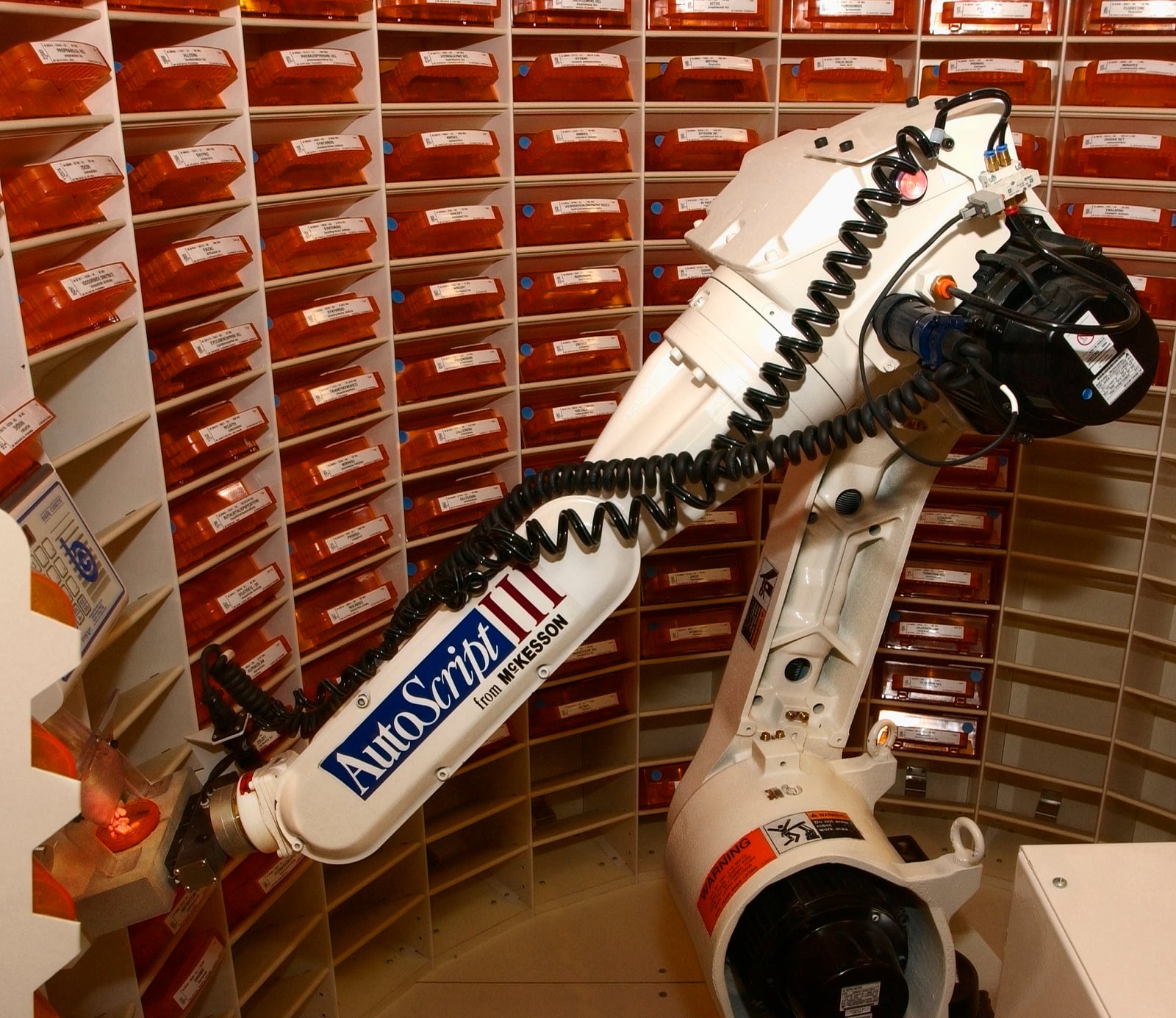 Brazo AutoScript frente a estantes de medicamentos en Bethesda en 2003, fotografía de archivo