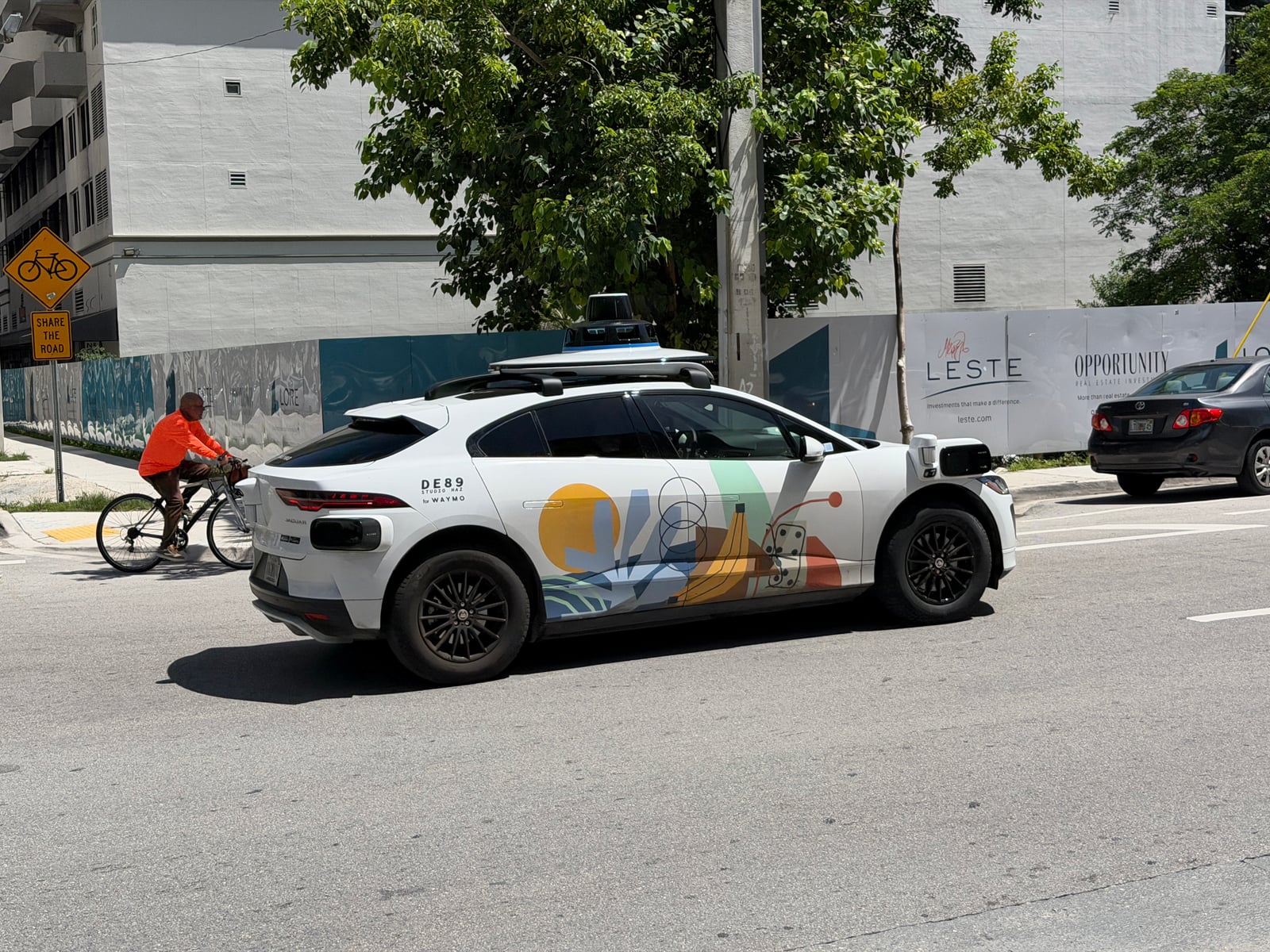 Vehículo Waymo con sensores en el techo por una calle de Miami el 15 de septiembre de 2026, fotografía ilustrativa