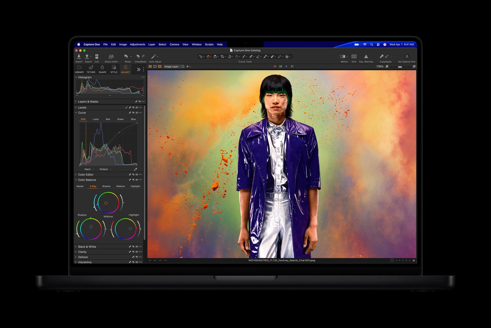 MacBook Pro actual con chip M5 Pro abierto y una fotografía en edición en Capture One