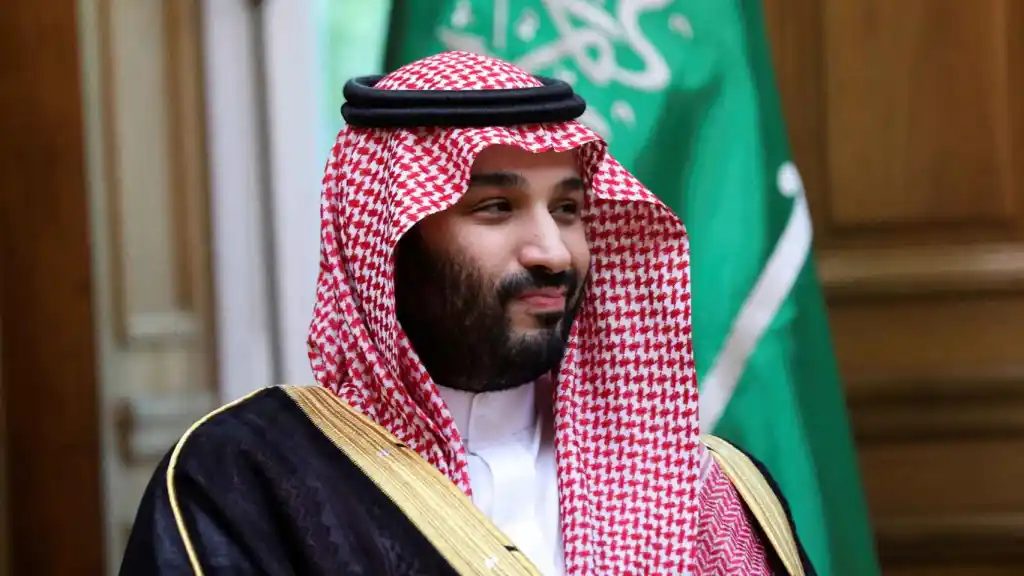Mohammed bin Salman, príncipe heredero de Arabia Saudí, junto a la bandera del país