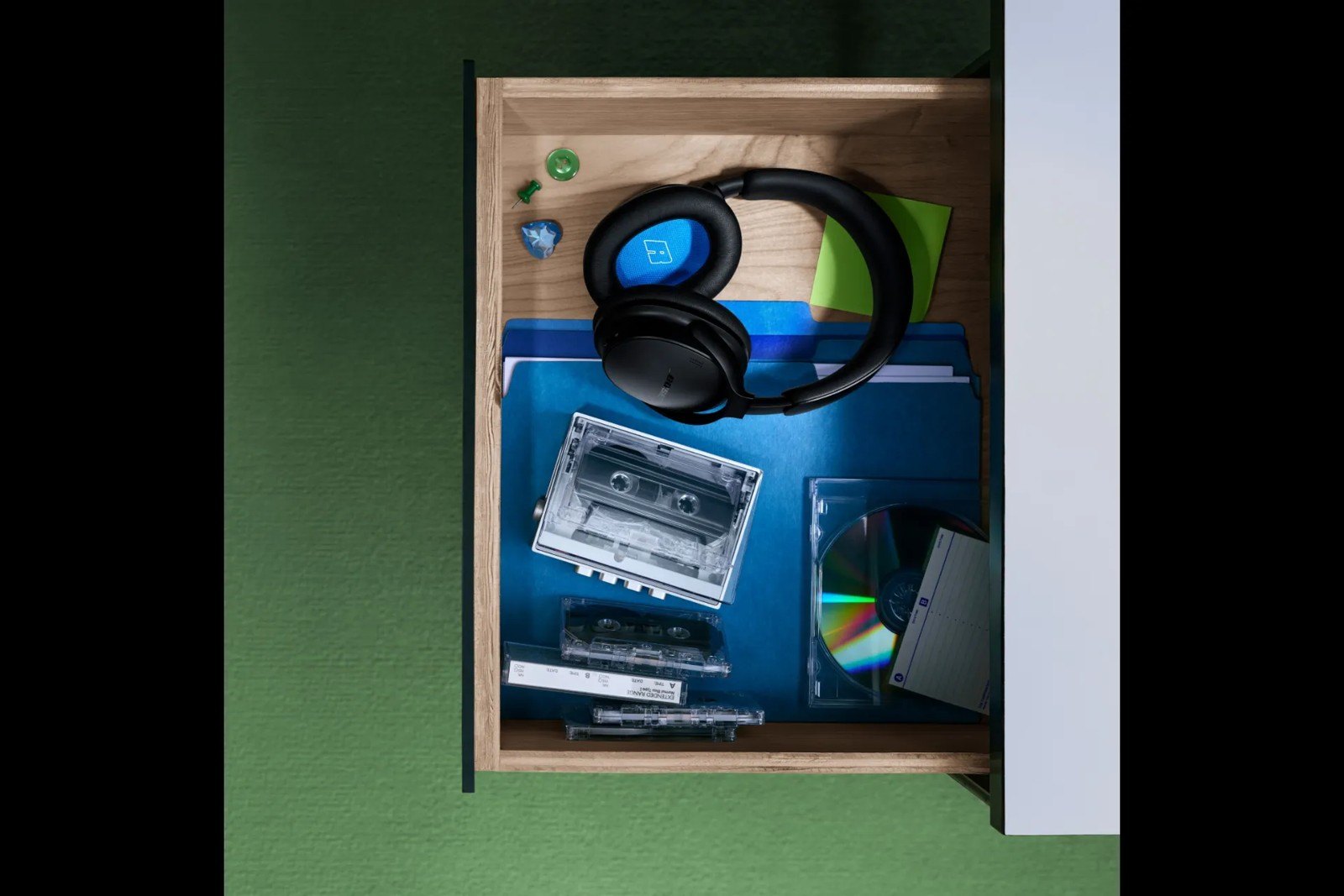 Bose QuietComfort negros entre varios objetos musicales