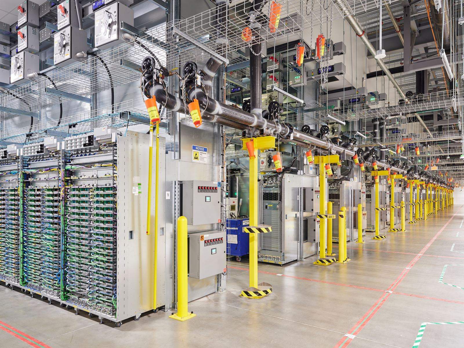 Pasillo de servidores del centro de datos de Google en New Albany, Ohio