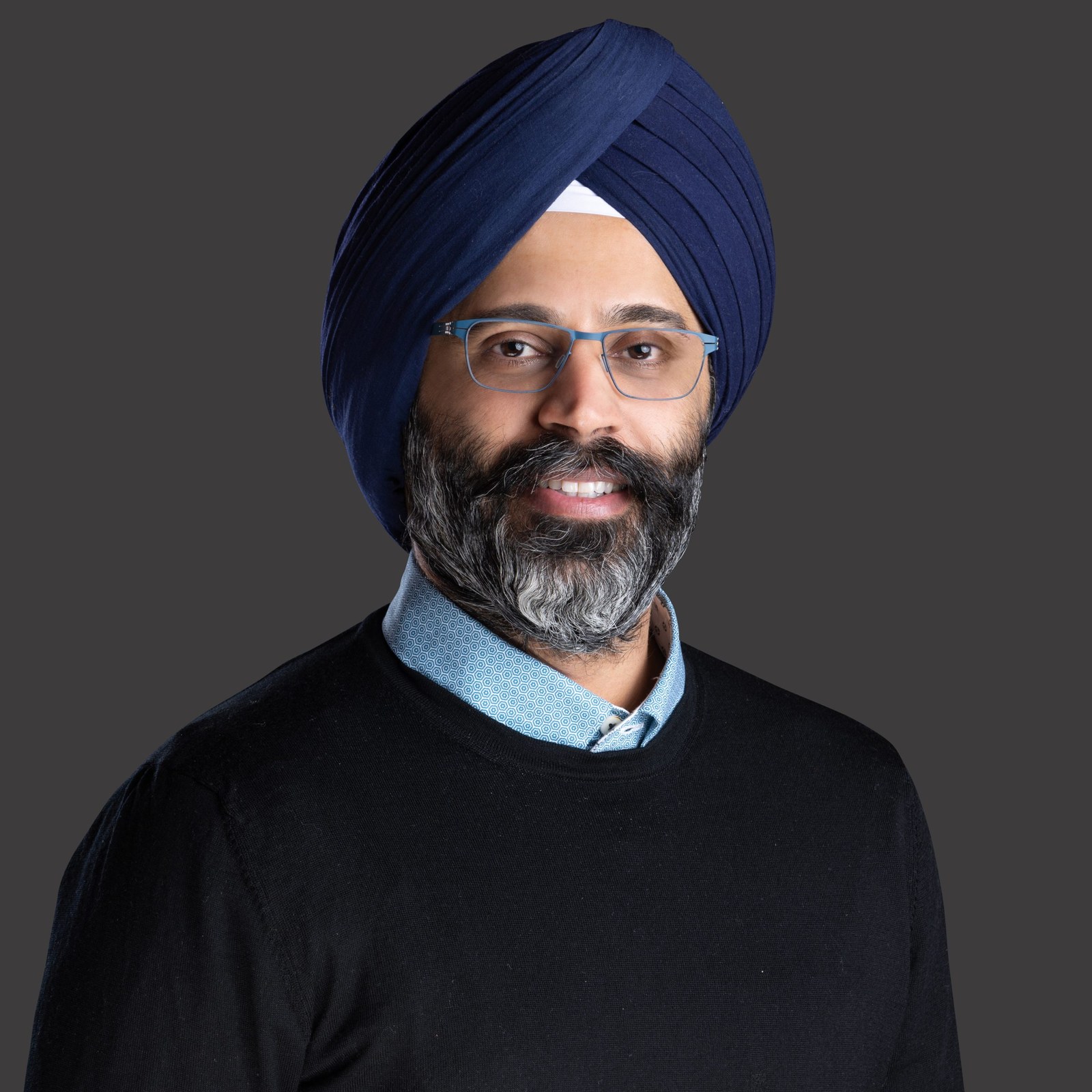 Retrato oficial de Karandeep Anand, exconsejero delegado de Character.AI y primer director de tecnología de Disney