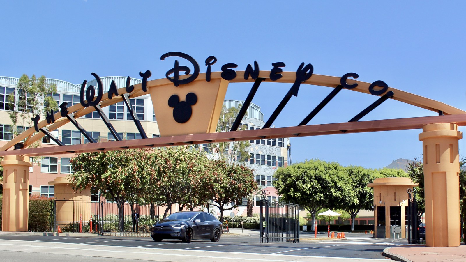 Entrada de la avenida Alameda de los estudios Walt Disney en Burbank, California, tras su renovación de 2016