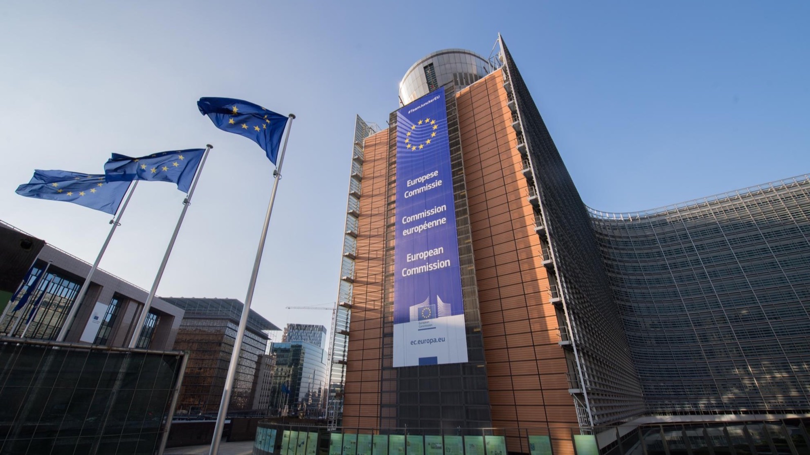 Banderas de la Unión Europea frente al edificio Berlaymont de la Comisión Europea en Bruselas