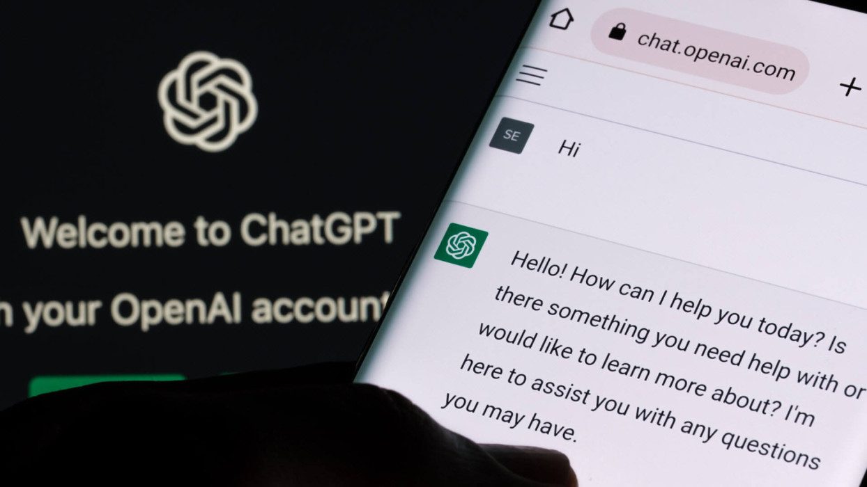 ChatGPT abierto en un teléfono frente a la pantalla de inicio de OpenAI
