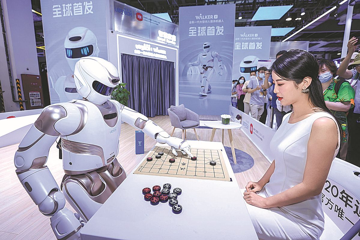 Un robot humanoide chino juega al xiangqi contra una mujer en una feria tecnológica