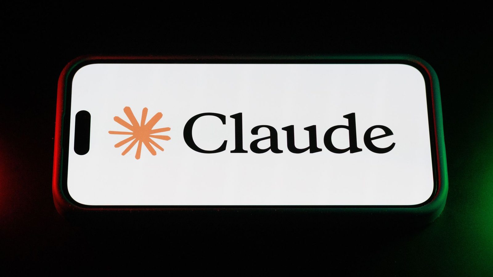Logotipo de Claude mostrado en la pantalla de un teléfono móvil
