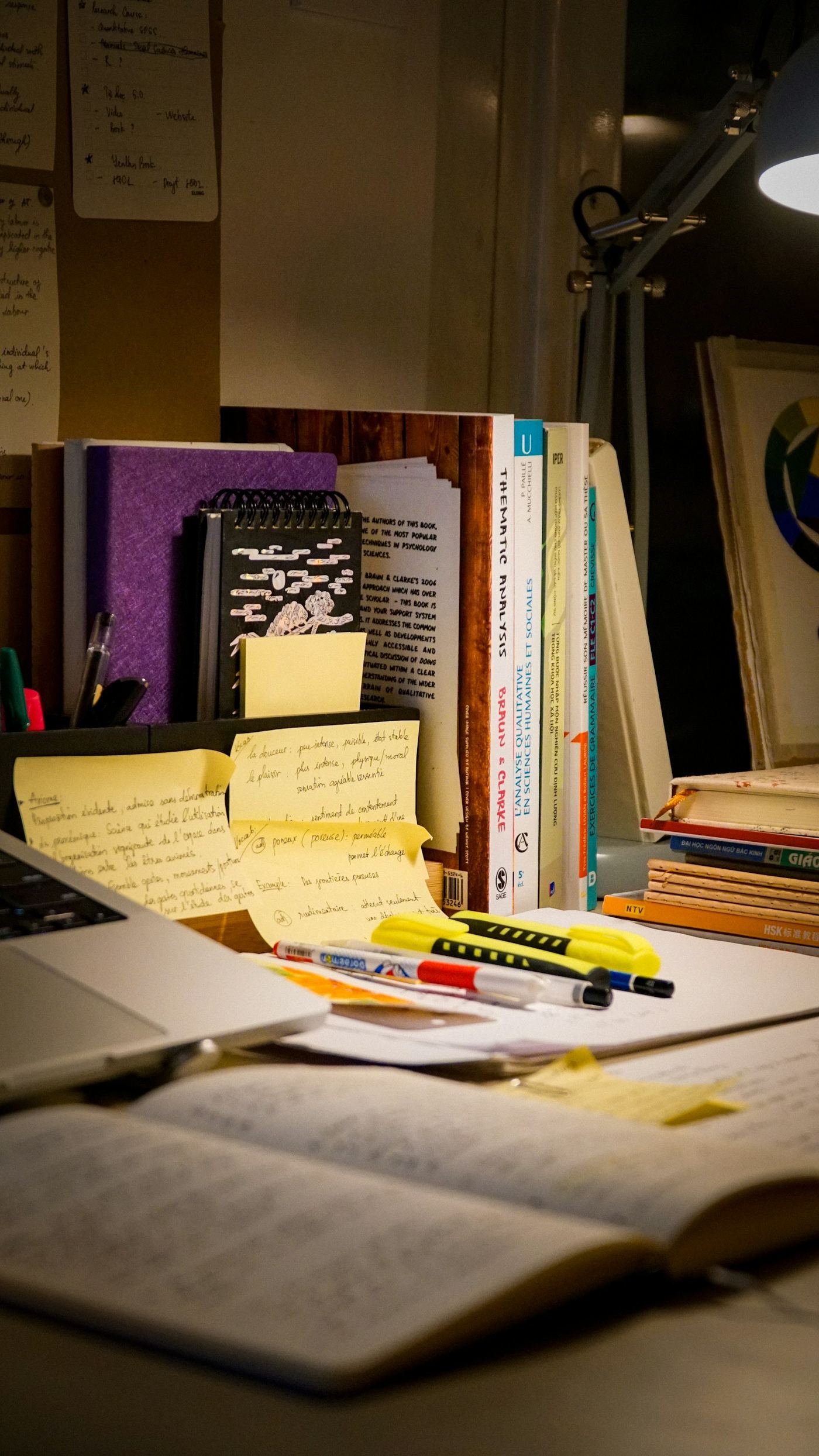 Mesa de estudio con libros, cuaderno y material de escritura