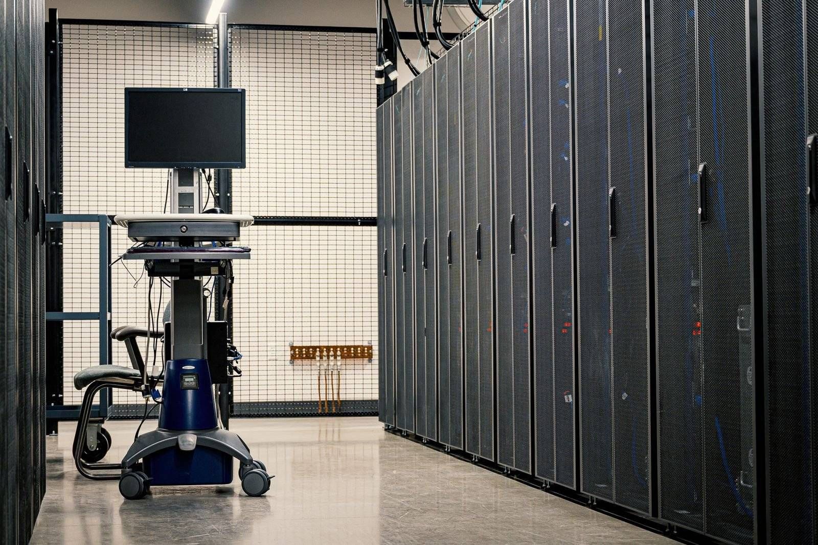 Pasillo de un centro de datos, fotografía de recurso