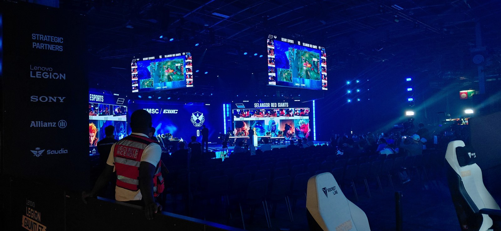 Partida de Mobile Legends en las pantallas del escenario de la Esports World Cup 2026, en París