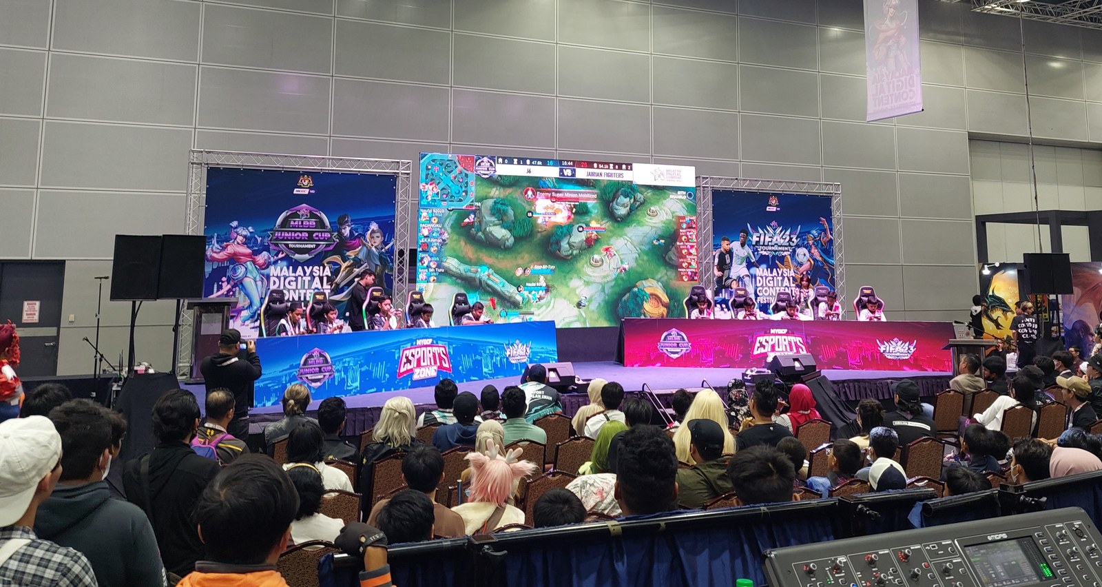 Dos equipos compiten en Mobile Legends con sus móviles en el Malaysia Digital Content Festival