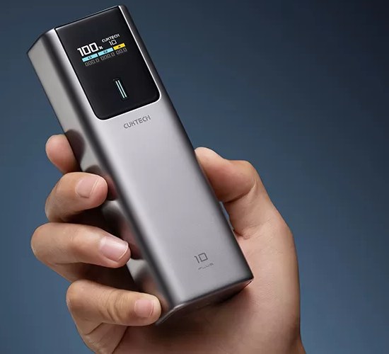 Imagen oficial de la CUKTECH 10 Plus sostenida en una mano