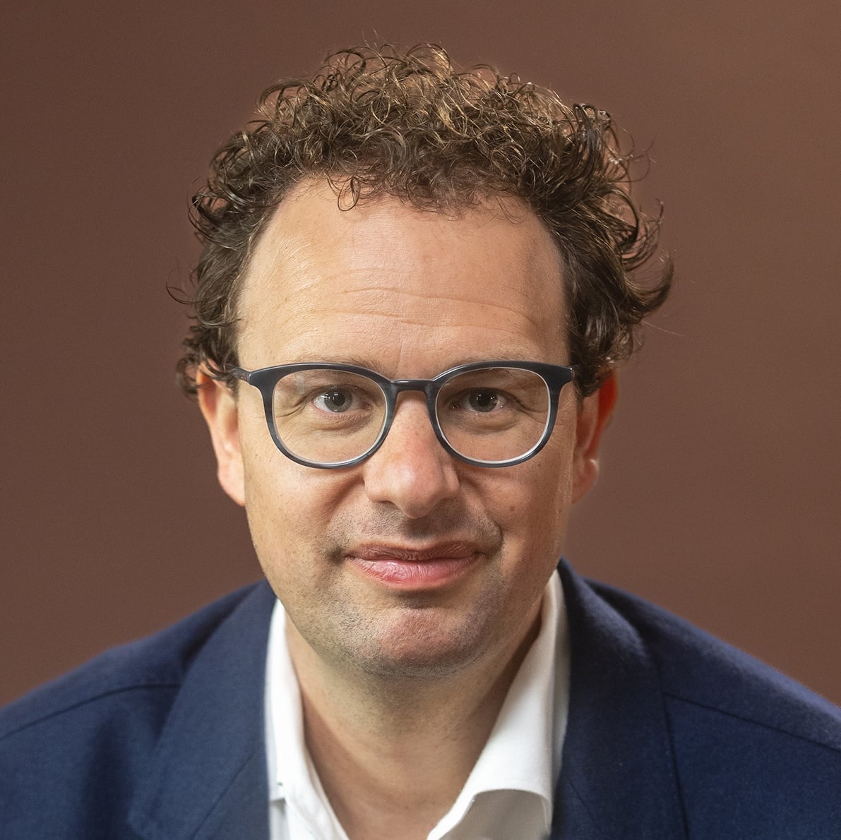 Retrato oficial de Dario Amodei, cofundador y CEO de Anthropic