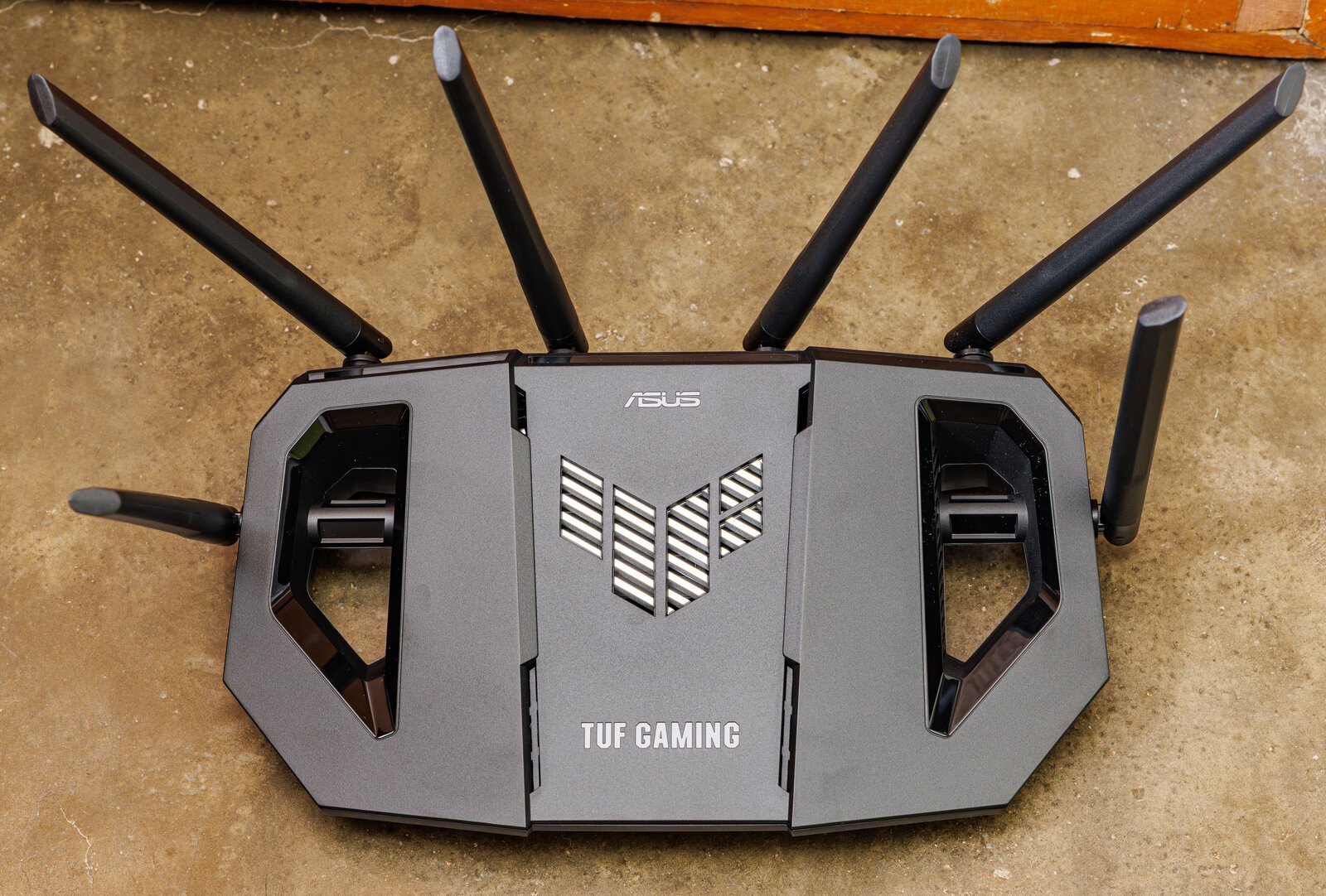 Router wifi ASUS TUF 6500 con sus antenas desplegadas