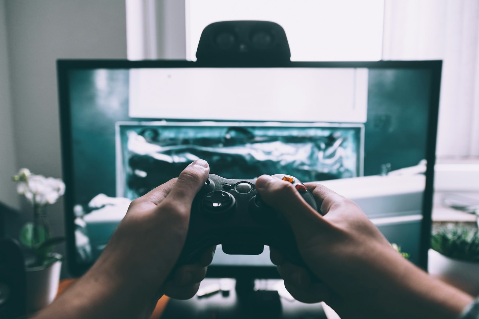 Un mando frente a un monitor de videojuegos