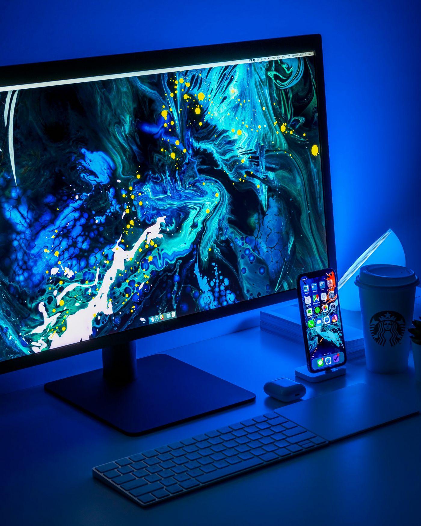 Monitor ultrapanoramico mostrando una imagen de colores intensos