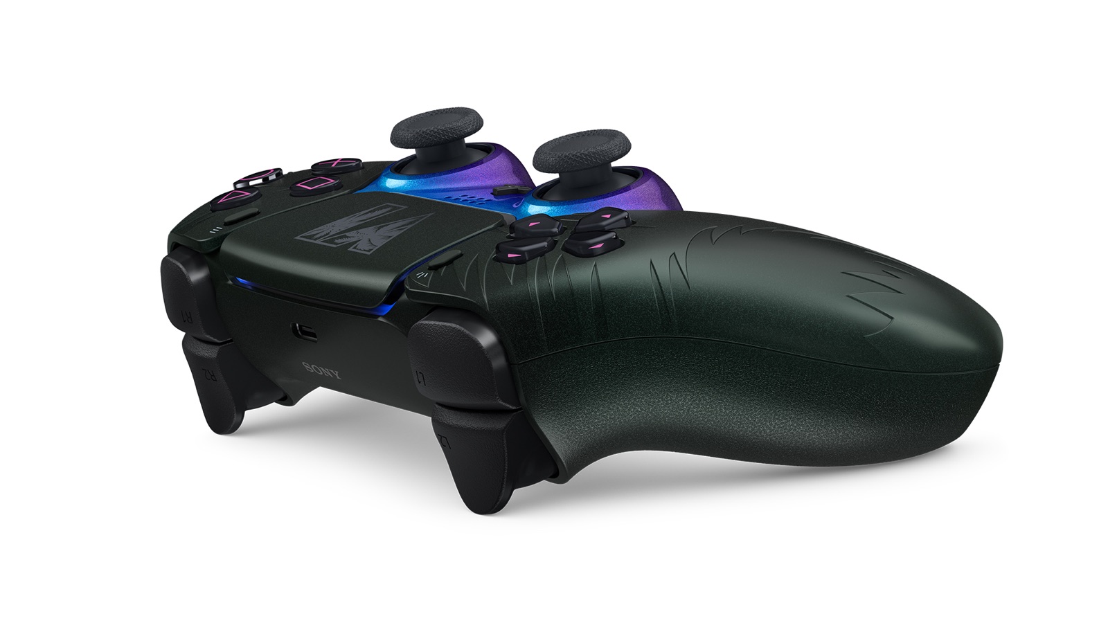 Parte trasera del DualSense negro de GTA 6 con relieves de palmeras