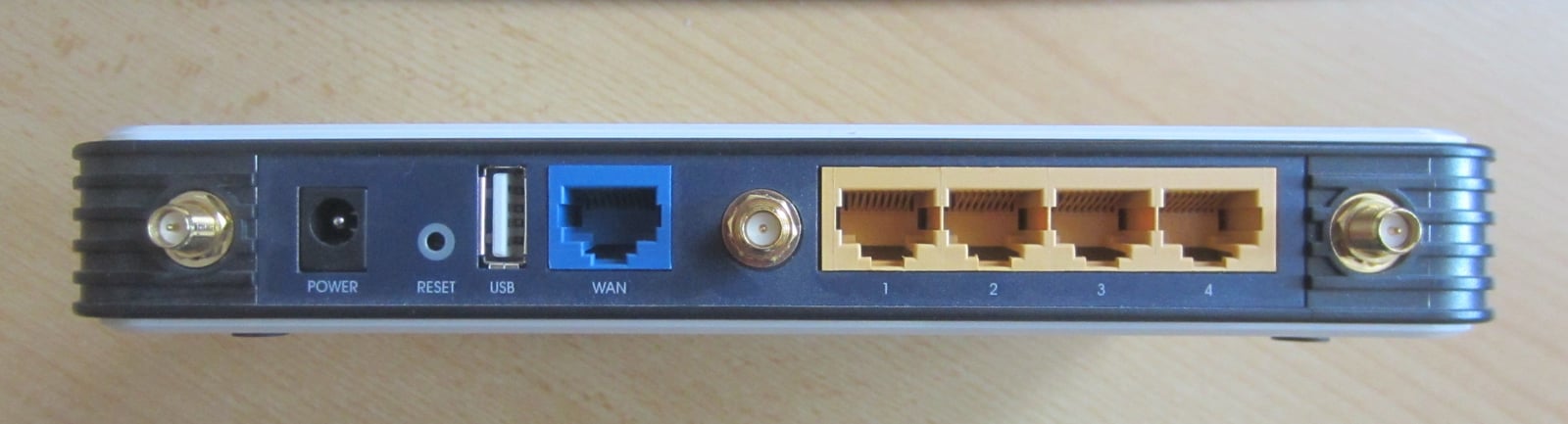 Puerto WAN azul y puertos LAN numerados en la parte trasera de un TP-Link TL-WR1043ND V1