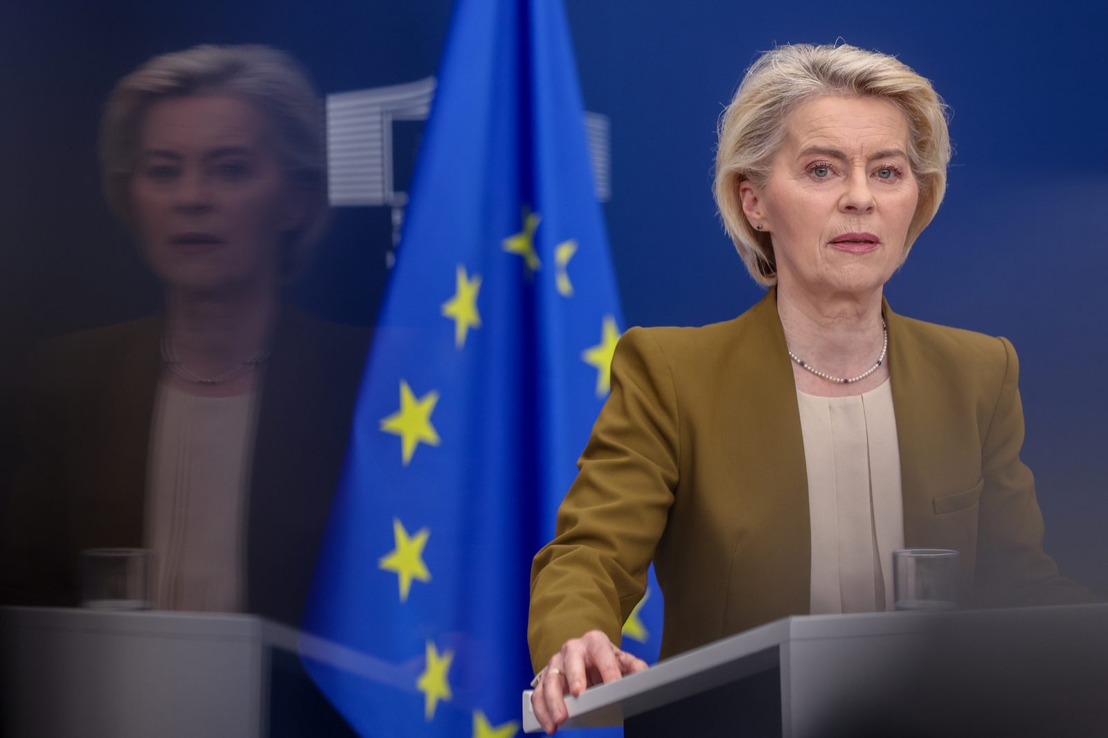 Ursula von der Leyen comparece en un atril junto a la bandera de la Unión Europea