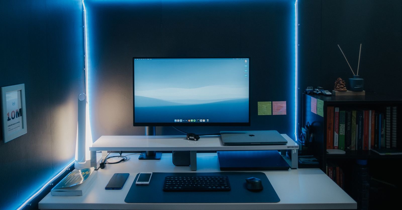 Puesto de trabajo con monitor, portátil e iluminación ambiental
