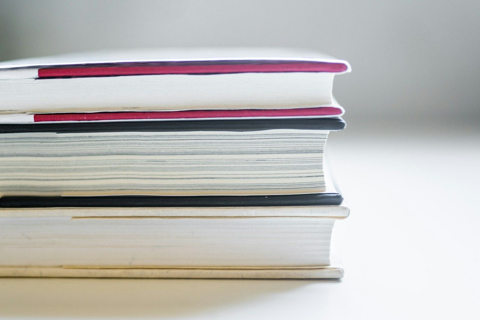 Libros apilados con sus páginas a la vista