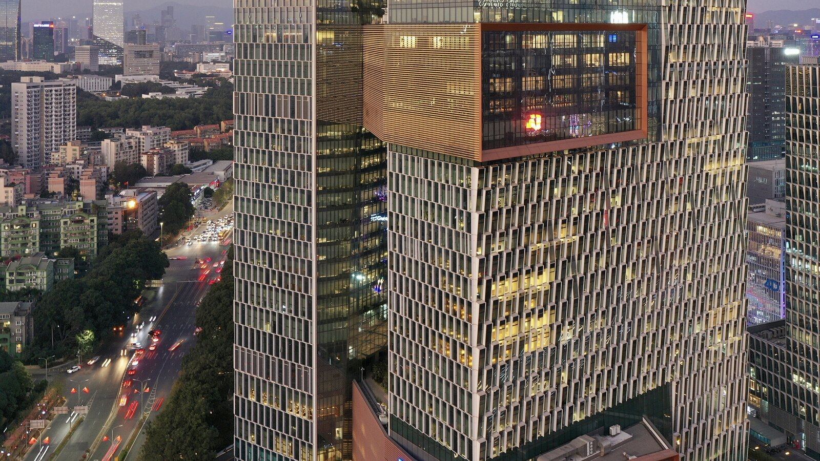 Las dos torres de la sede de Tencent en Shenzhen unidas por puentes, fotografiadas en diciembre de 2020