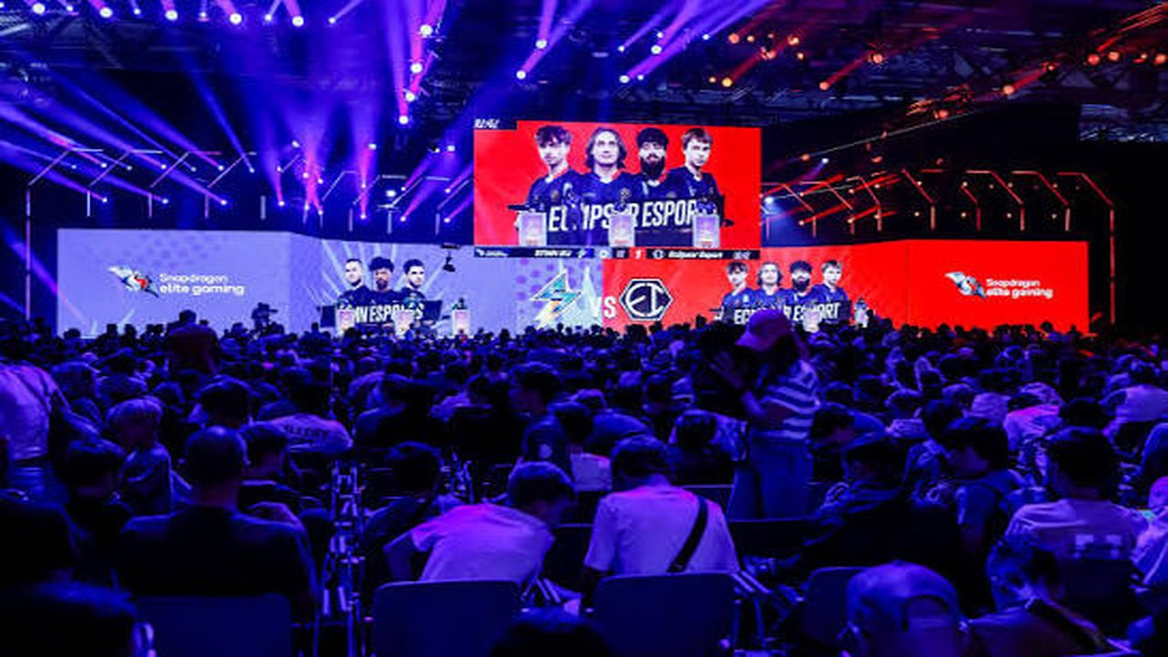 Público abarrotando un escenario de la Gamescom con pantallas gigantes durante un evento