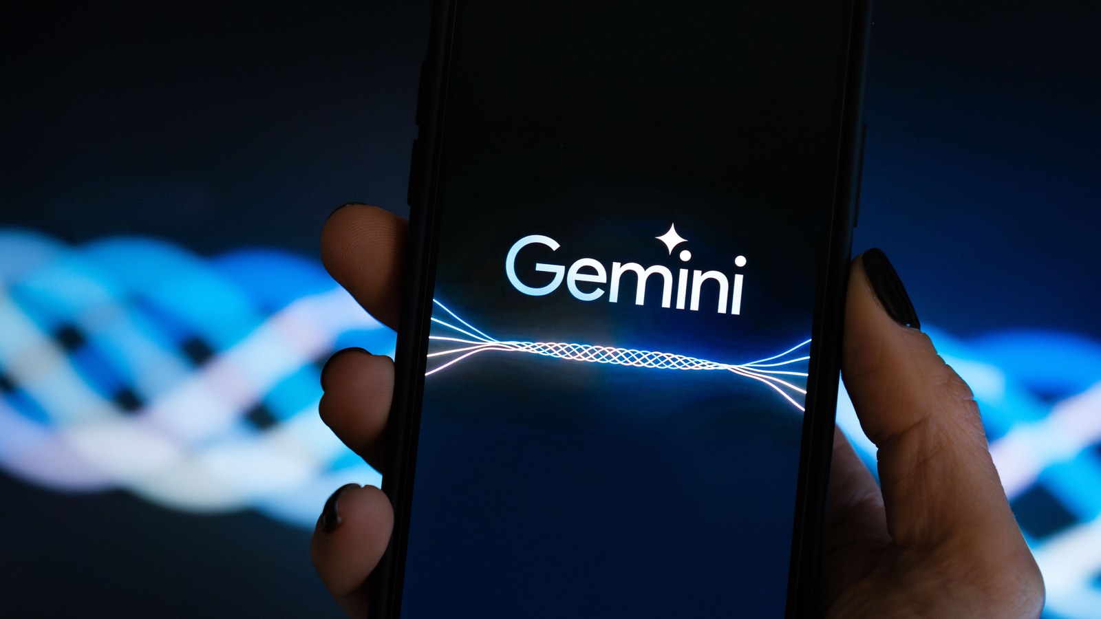 Un móvil con el logotipo de Gemini en pantalla, sostenido en la mano