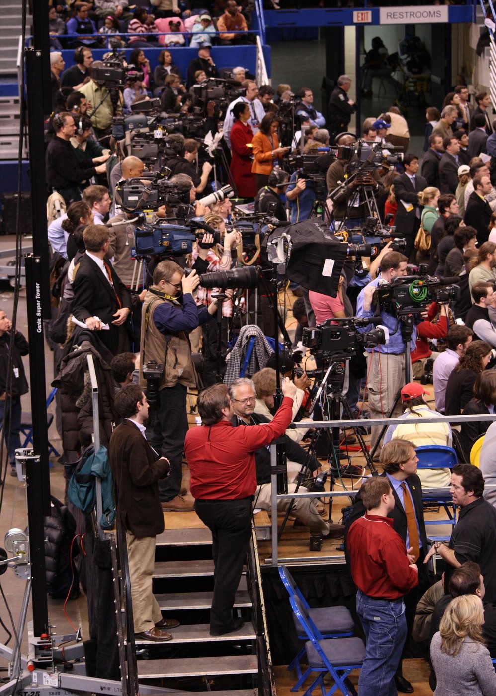 Fotógrafos de prensa y equipos de televisión trabajando en un mitin de Barack Obama en febrero de 2008