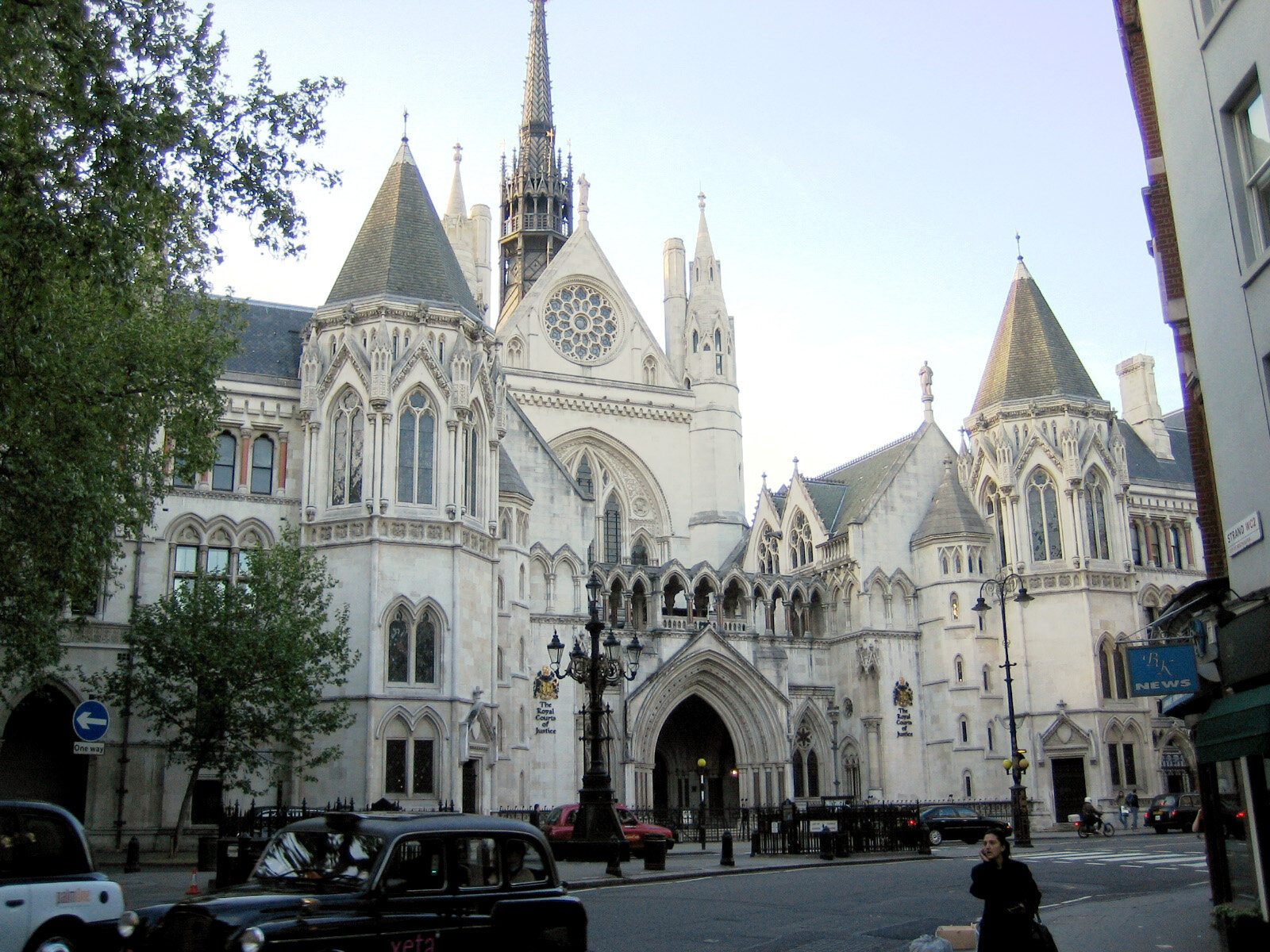 Fachada neogótica de los Royal Courts of Justice de Londres, sede del Tribunal Superior que juzgó a Stability AI