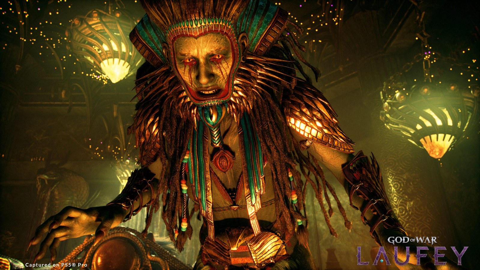 Figura de rostro dorado rodeada de manos en una ilustración oficial de God of War Laufey