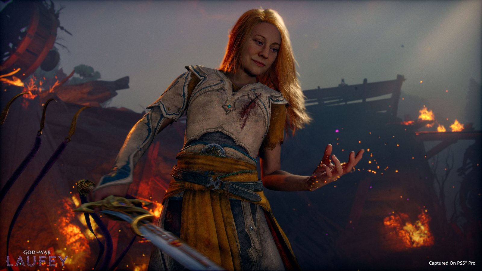 Faye empuña su espada entre fuego y energía púrpura en una imagen oficial de God of War Laufey para PS5