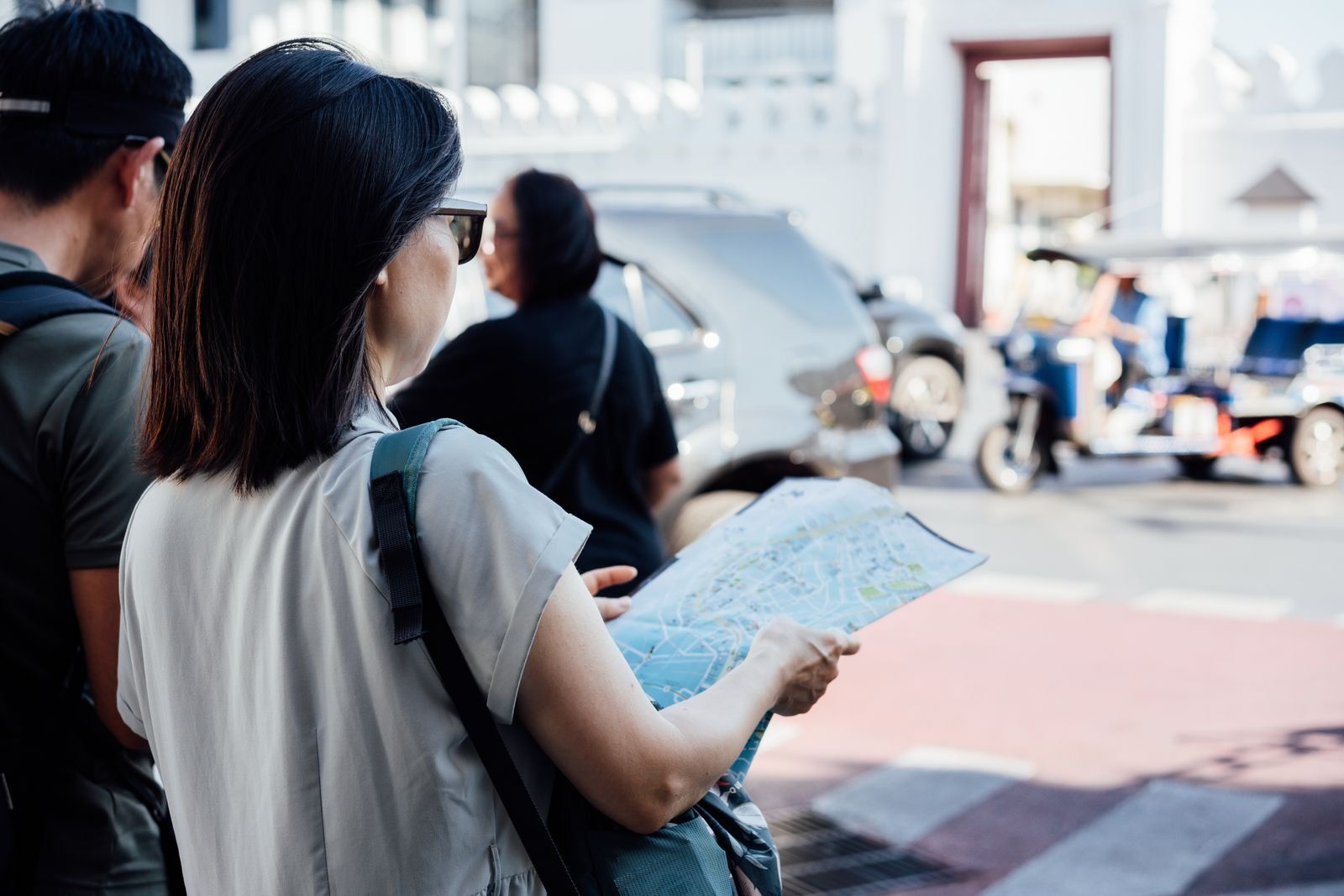 Viajeros consultando un mapa en la calle, fotografía de recurso