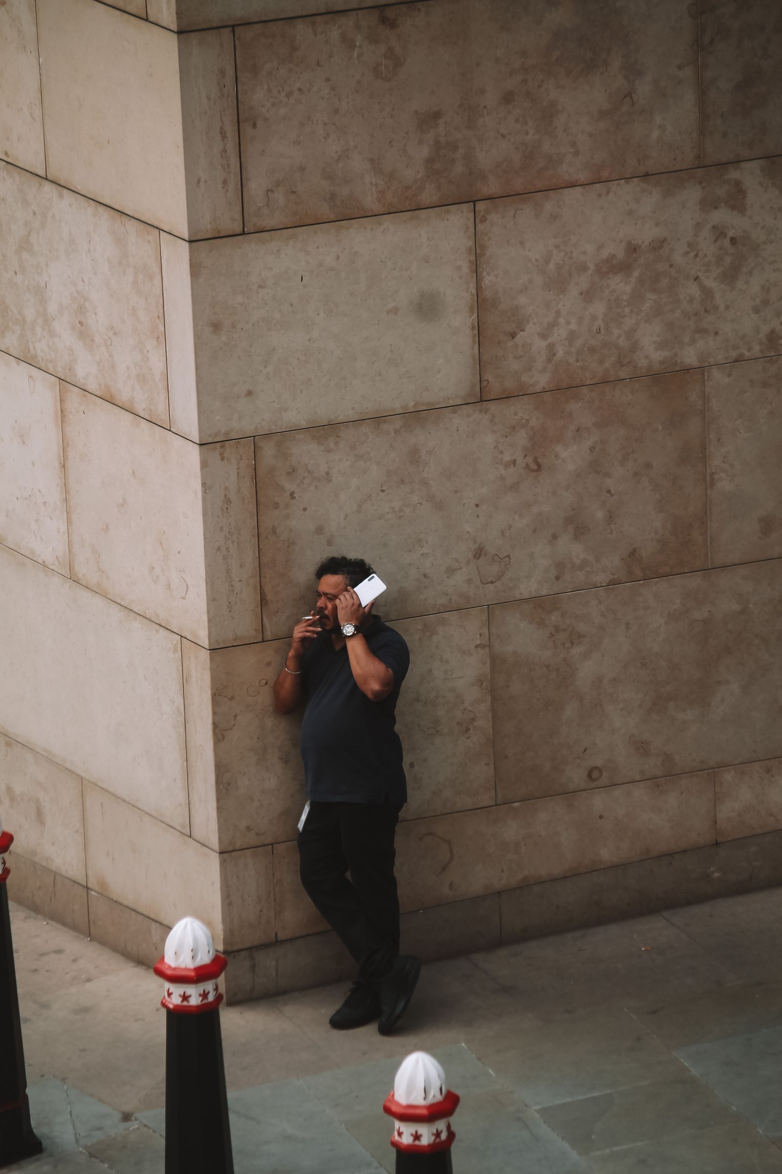 Persona hablando por teléfono en Londres, fotografía de recurso