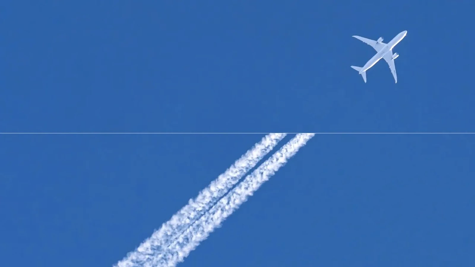 Visual comparison of an aircraft without a persistent contrail and one forming it