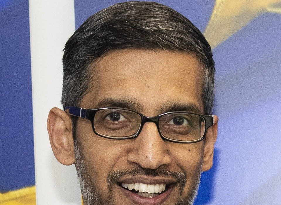 Sundar Pichai, consejero delegado de Google, ante una bandera de la Unión Europea