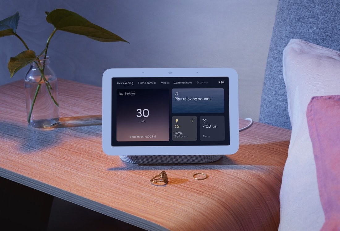Nest Hub sobre una mesita de noche, imagen ilustrativa de archivo