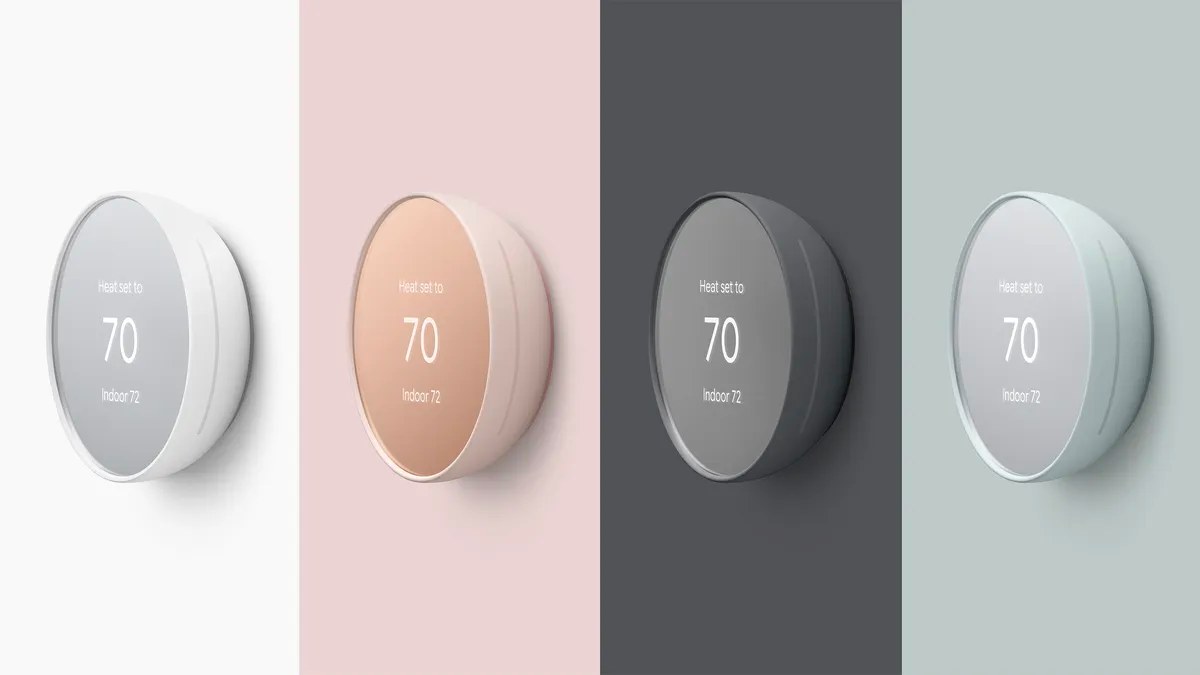 Cuatro acabados del termostato Nest en una imagen de archivo de Google