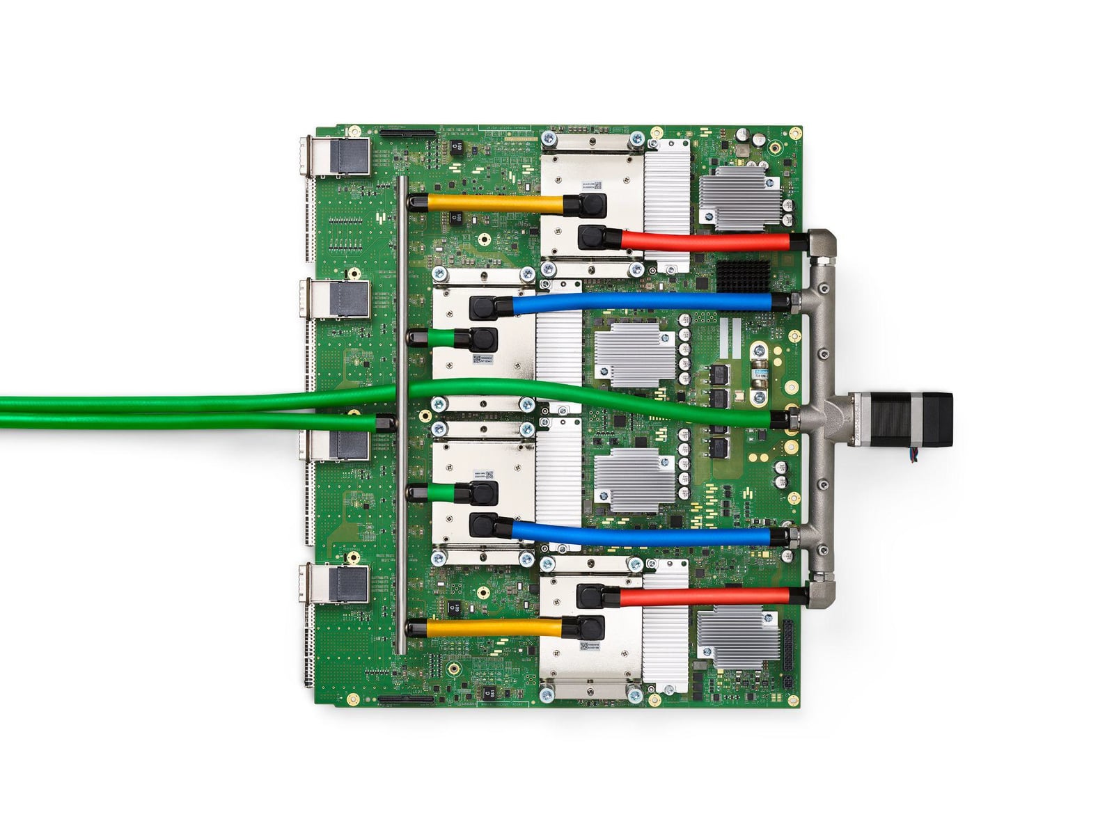 Placa Google TPU v4 de 2023 con cuatro módulos refrigerados por líquido. Imagen de contexto, no del prototipo Suncatcher.