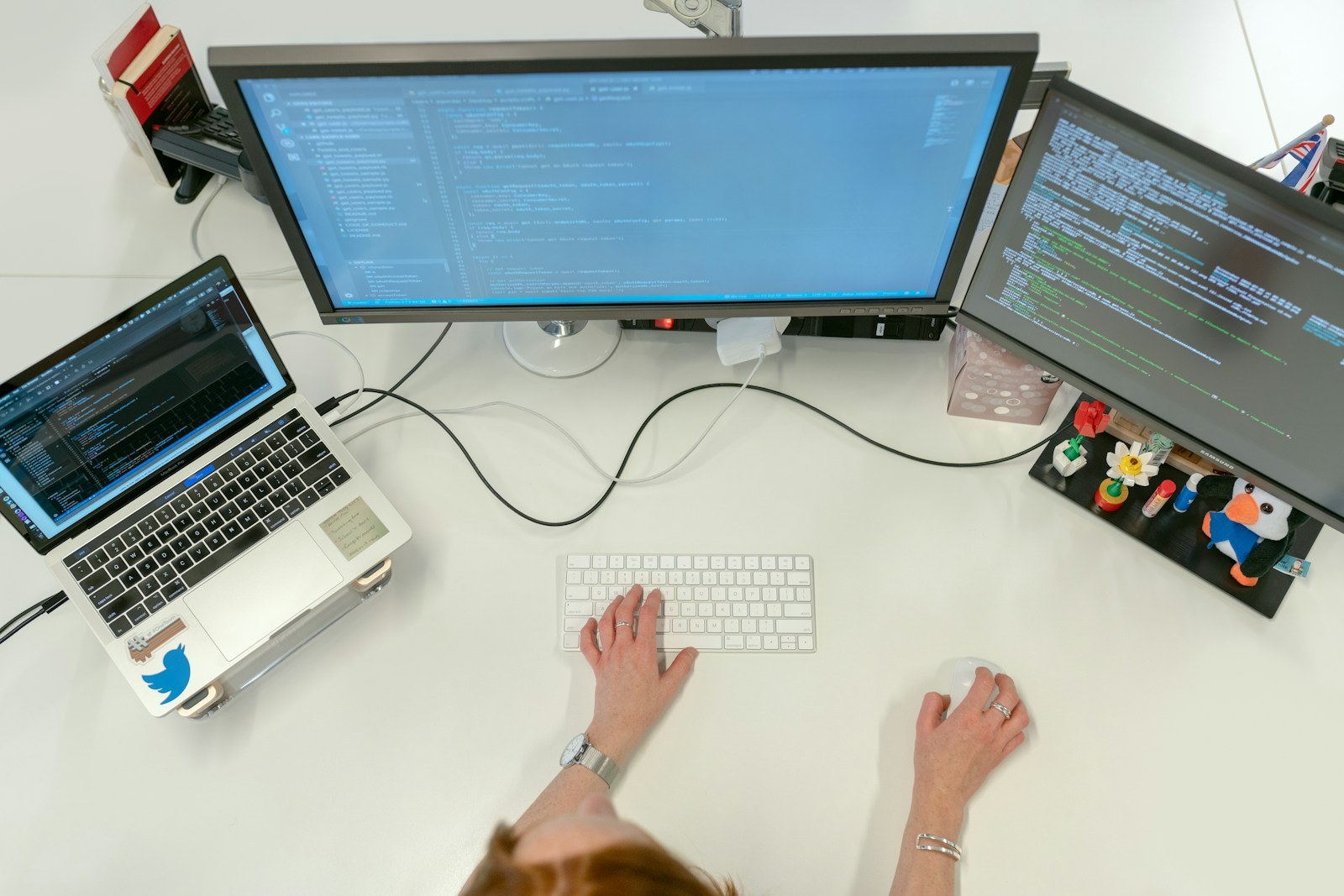 Programadora ante varios monitores, fotografía de contexto sobre trabajo con software