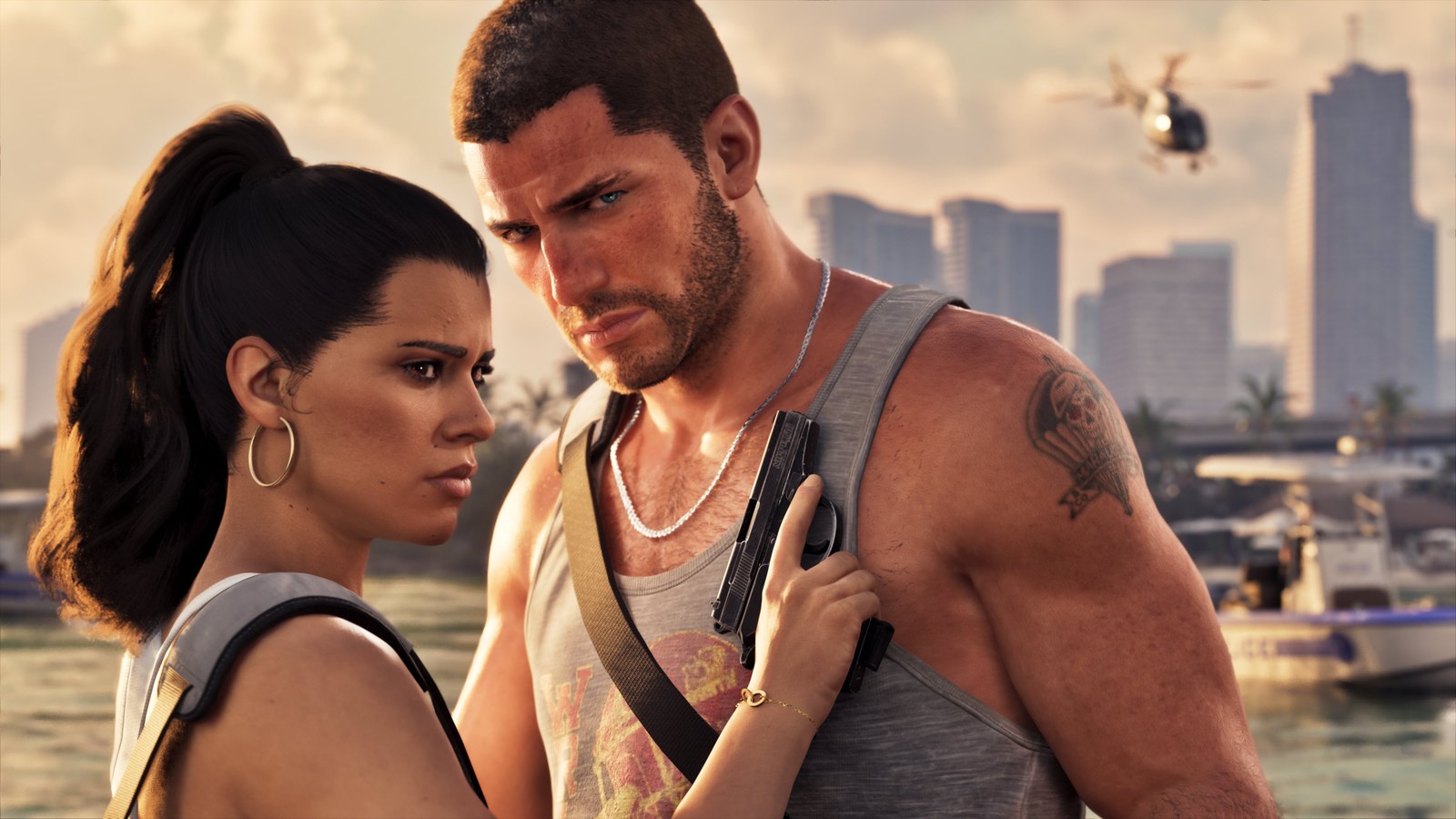 Lucia y Jason juntos junto al agua con los rascacielos de Vice City y un helicóptero al fondo en una captura oficial de GTA 6